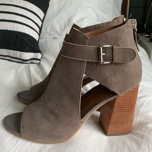 14th & Union Gray Leather Block Heel Size 8